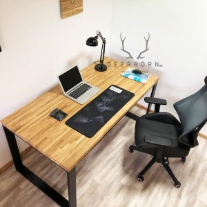 loftowe biurko z drewnianym blatem