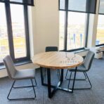 okrągły stół z drewnianym blatem