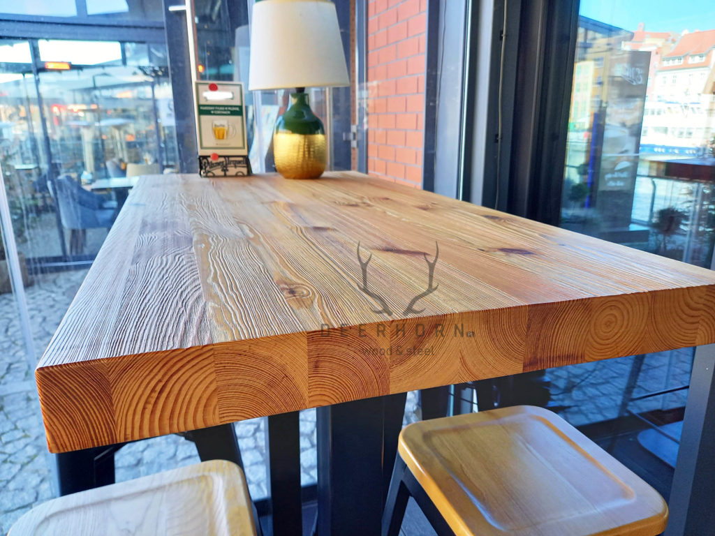 stolik z drewnianym blatem