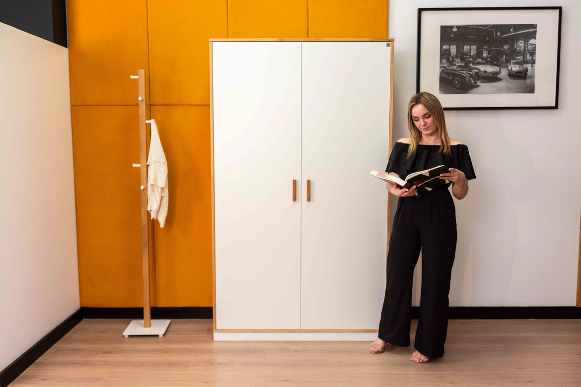 biala-szafa-do-minimalistycznego-wnetrza biała szafa do minimalistycznego wnętrza