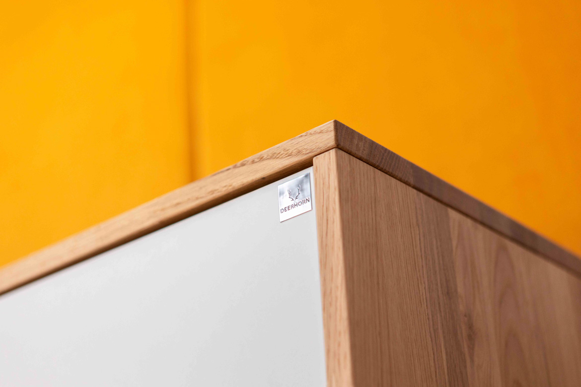 biala-szafa-z-drewnianymi-detalami biała szafa z drewnianhymi detalami