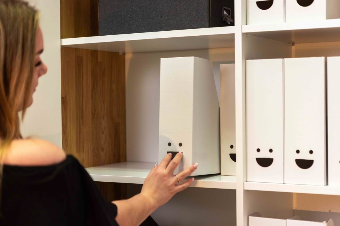 biala-szafa-z-polkami biała szafa z półkami