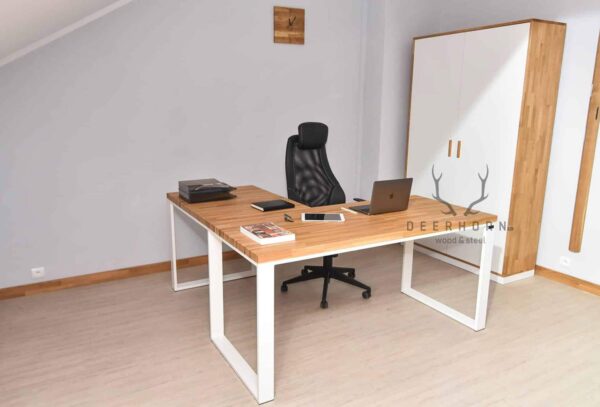 białe biurko z drewna i metalu