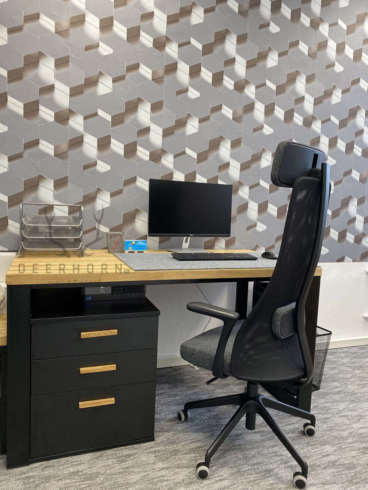 Biurko z drewnianym blatem loft office