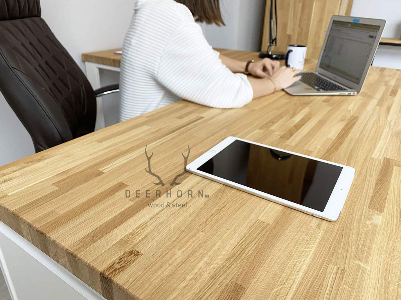 biurko z dębowym blatem