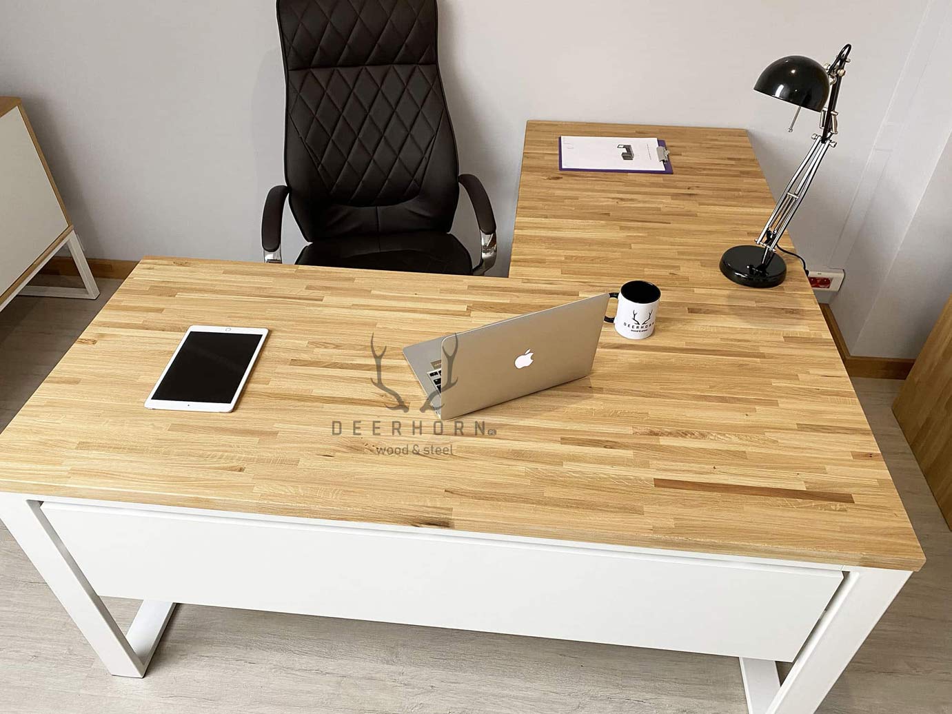 damskie biurko z drewnianym blatem