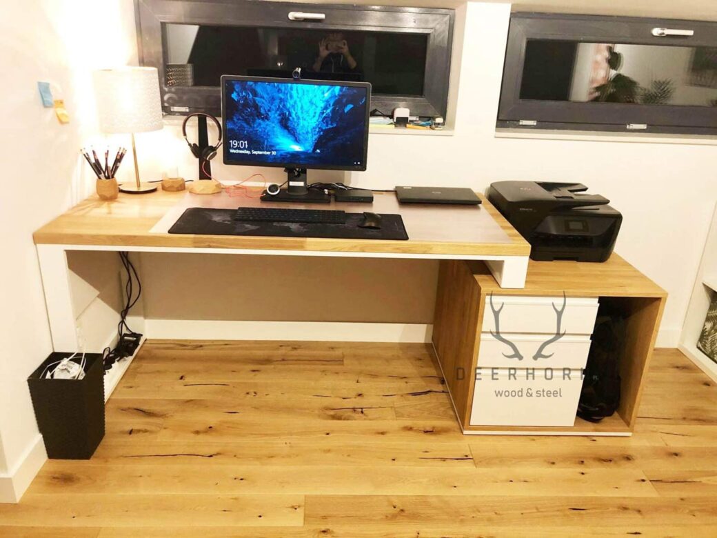 Białe biurko z drewnianym blatem loft