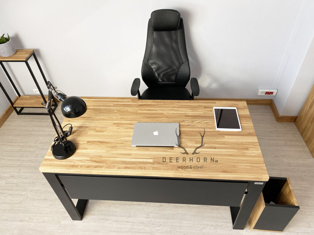 biurko z drewnianym blatem loft