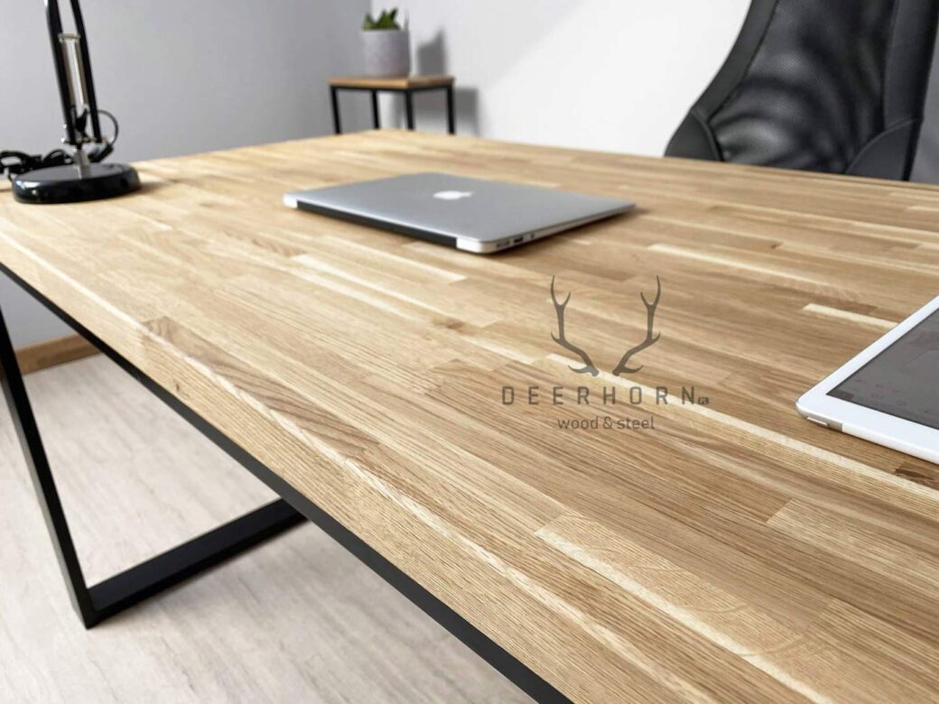 biurko z drewnianym blatem