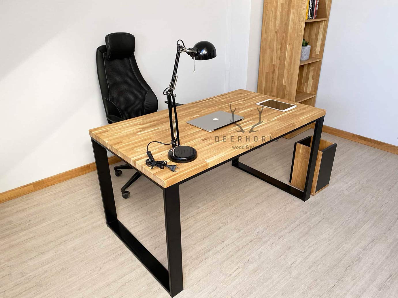 biurko z drewnianym batem