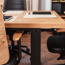 nowoczesny stół konferencyjny drewno i metal do biura