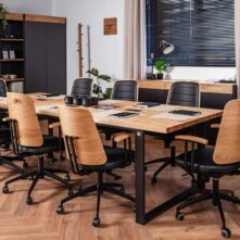 stół konferencyjny do biura open space z drewnianym blatem