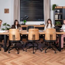 stół konferencyjny z litego drewna