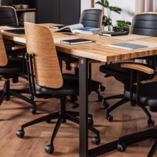 stół konferencyjny z naturalnego drewna dębowego