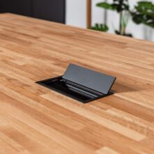 stół konferencyjny z otworami na kable