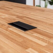 stół konferencyjny z przepustami kablowymi