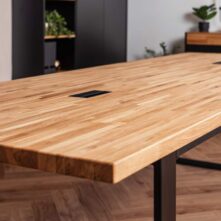 stół konferencyjny z przepustami na kable