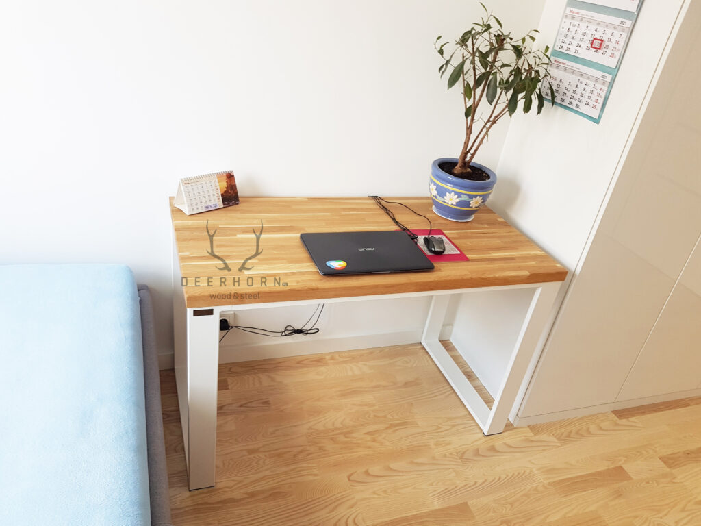 białe biurko z drewnianym blatem