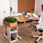 biurko do pracy na siedząco i stojąco