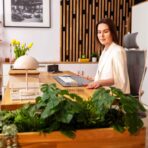 biurko regulowane z metalową ramą