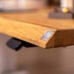 biurko z grubym blatem