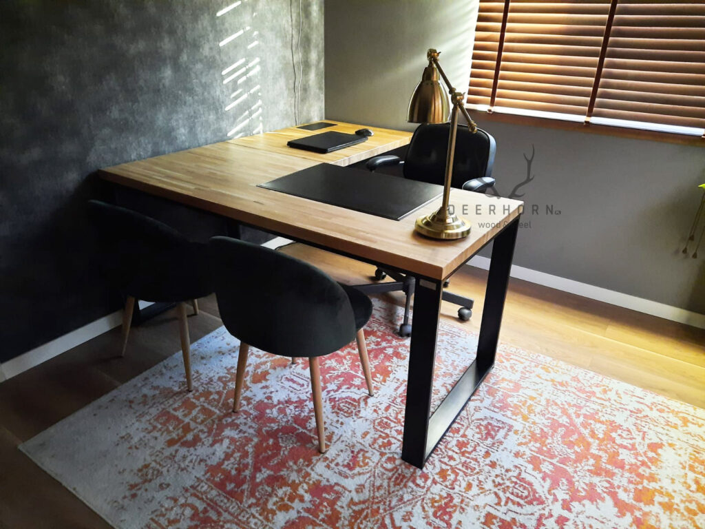 biurko narożne z drewnianym blatem