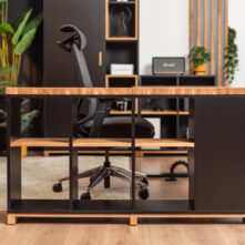 funkcjonalne biurko z dodatkowymi przestrzeniami na przechowywanie