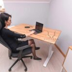 białe kobiece biurko