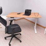 białe biurko regulowane