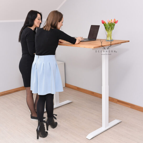 białe biurko z regulacją wysokości