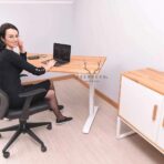 białe biurko z regulacją wysokości
