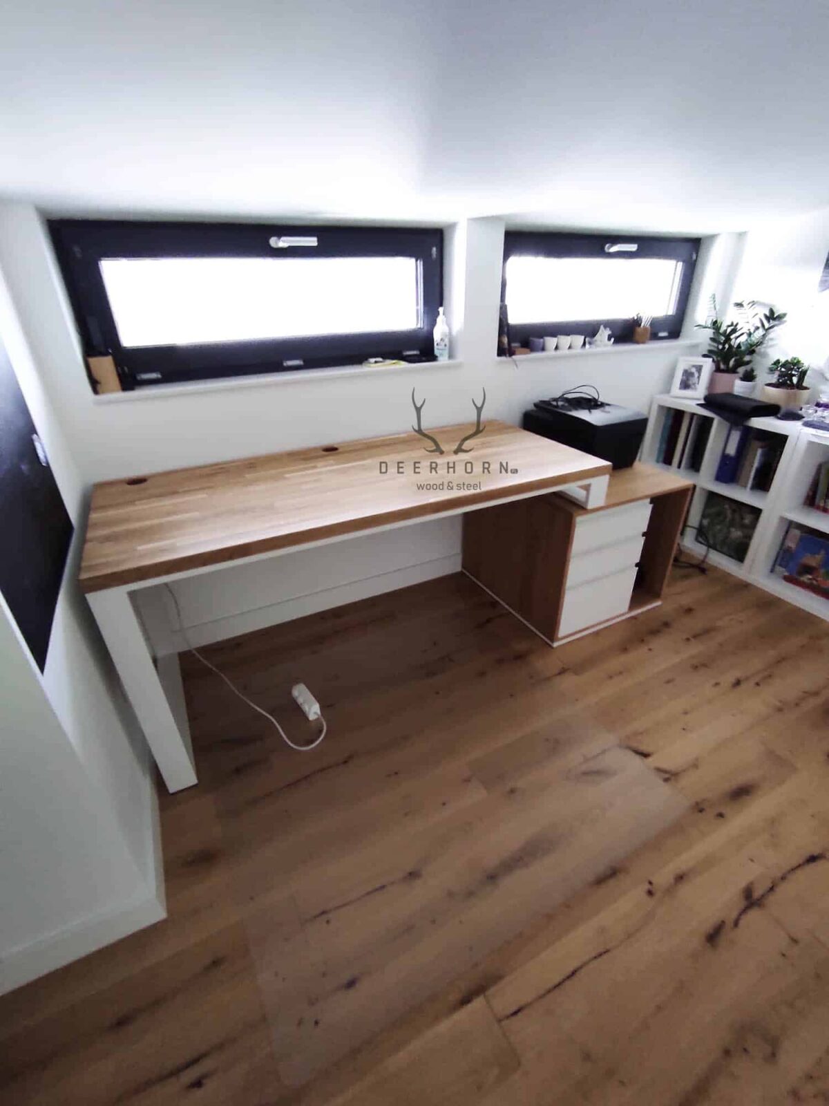 Białe, kobiece biurko z szufladami loft