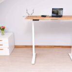 biurko z drewnianym blatem