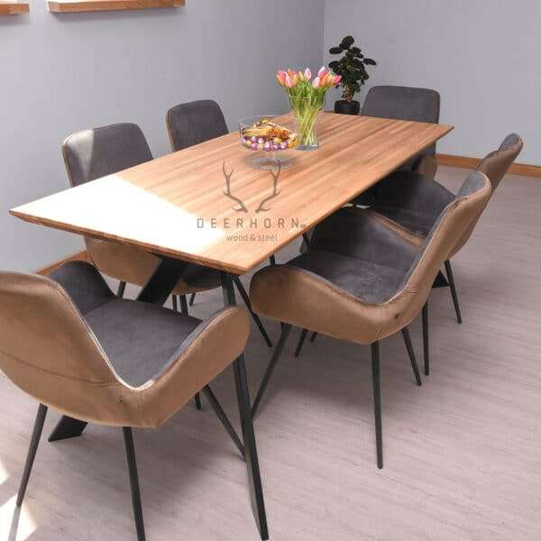 modny stół z drewnianym blatem