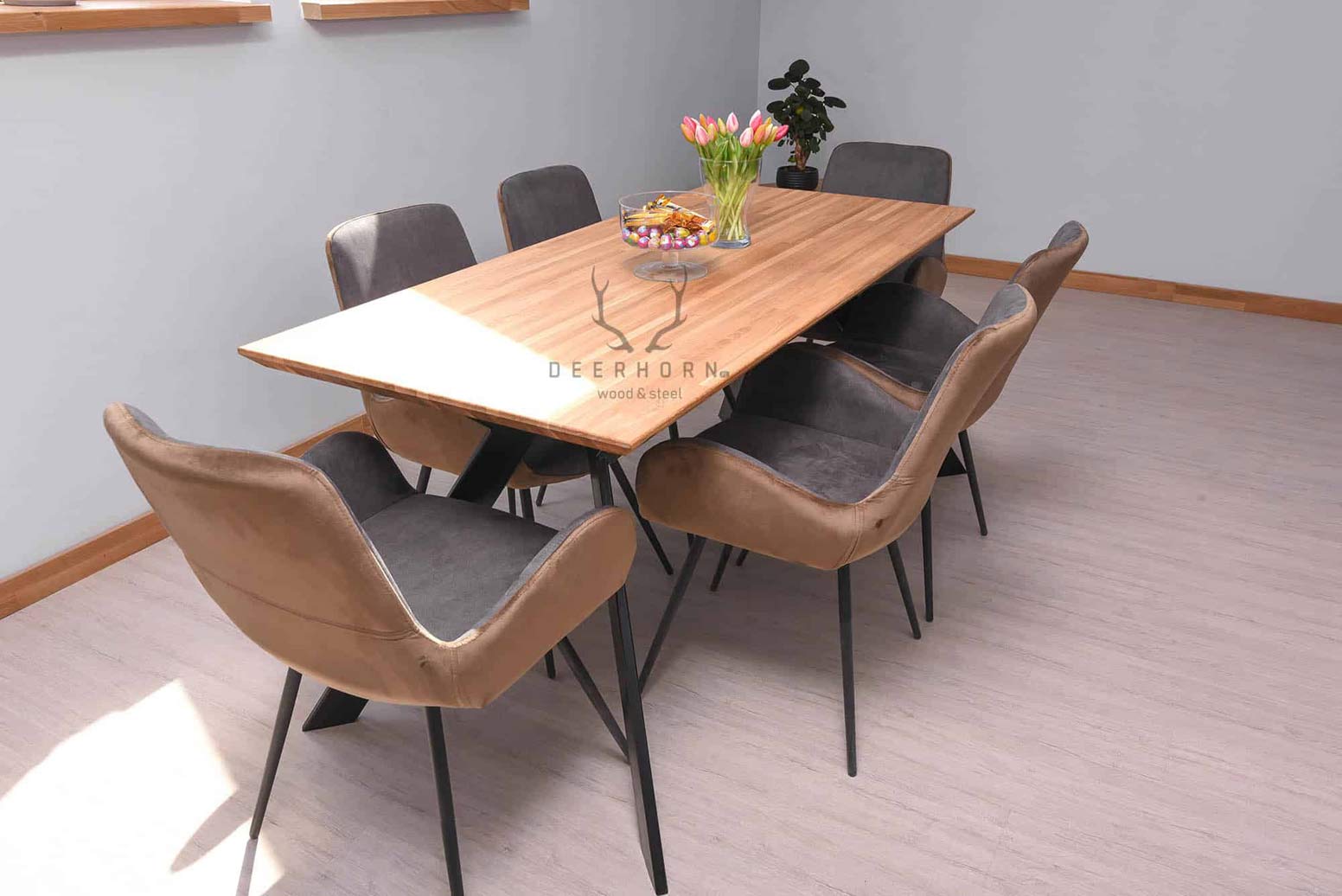 modny stół z drewnianym blatem