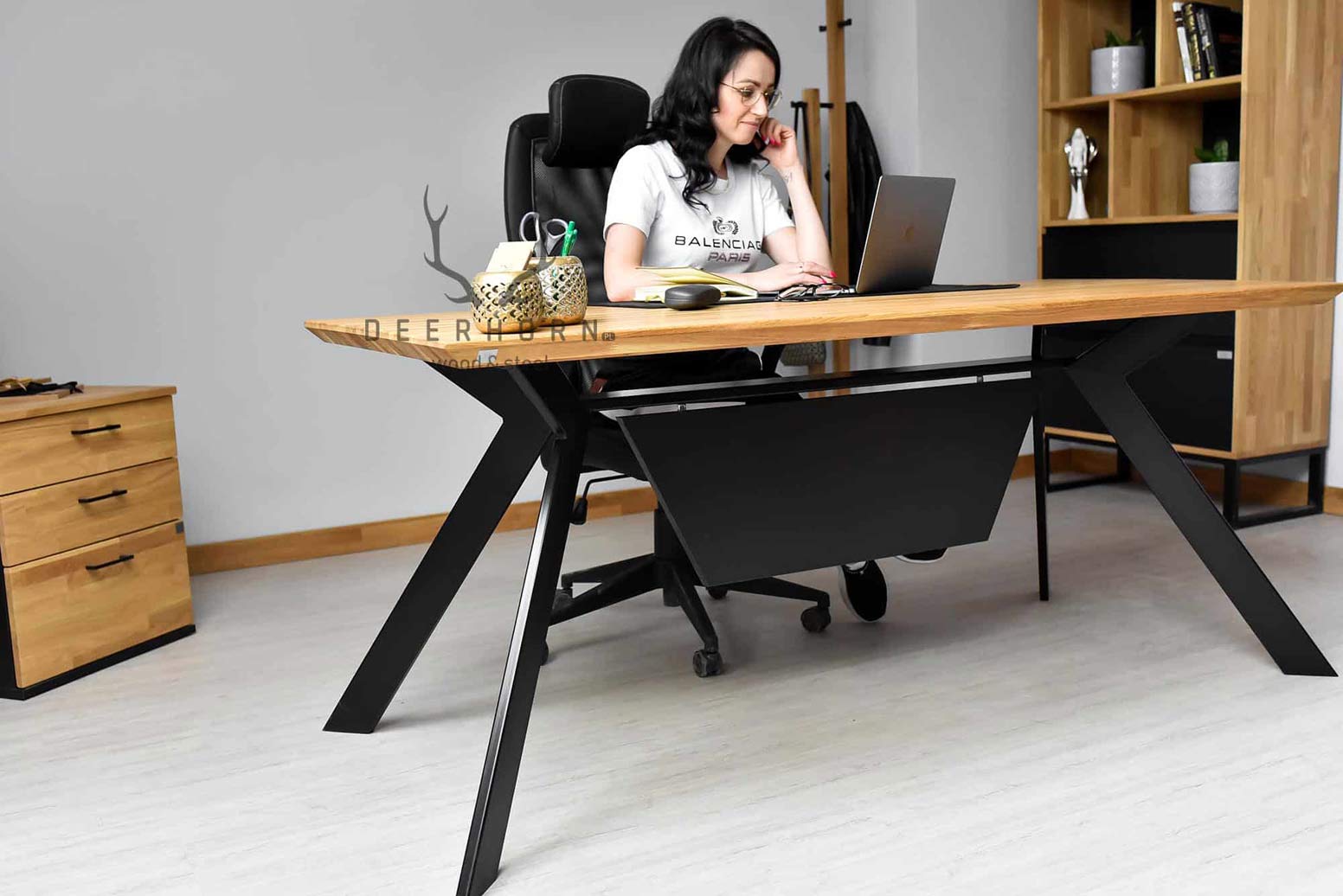 nowoczesne biurko z drewna i metalu