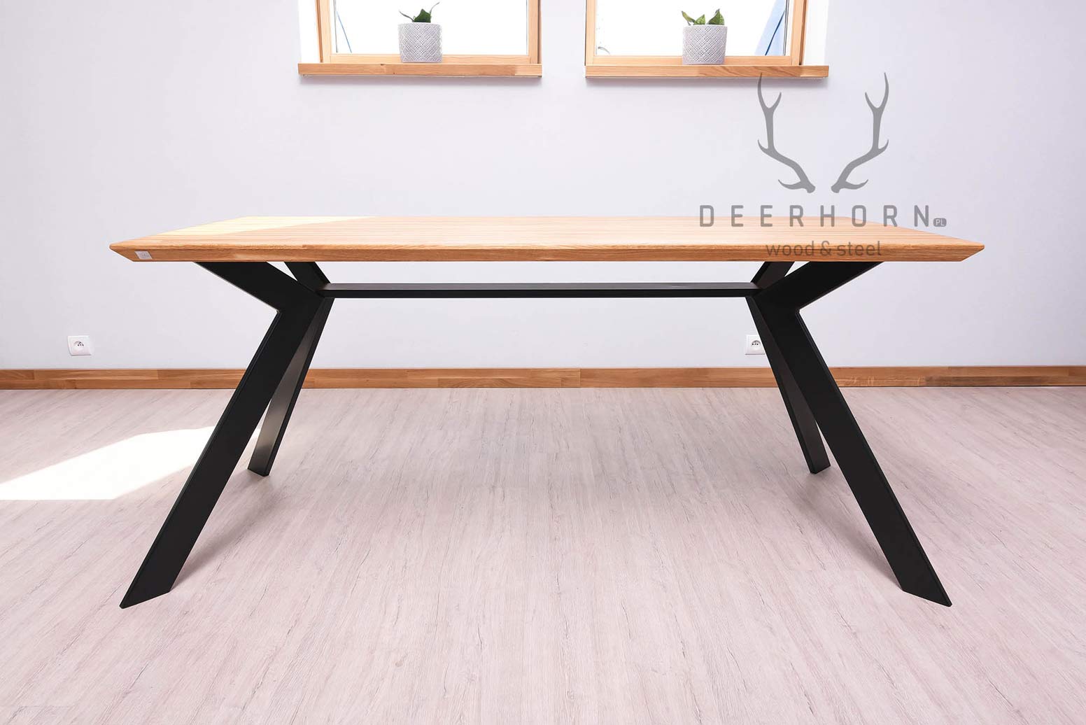 stół z drewnianym blatem