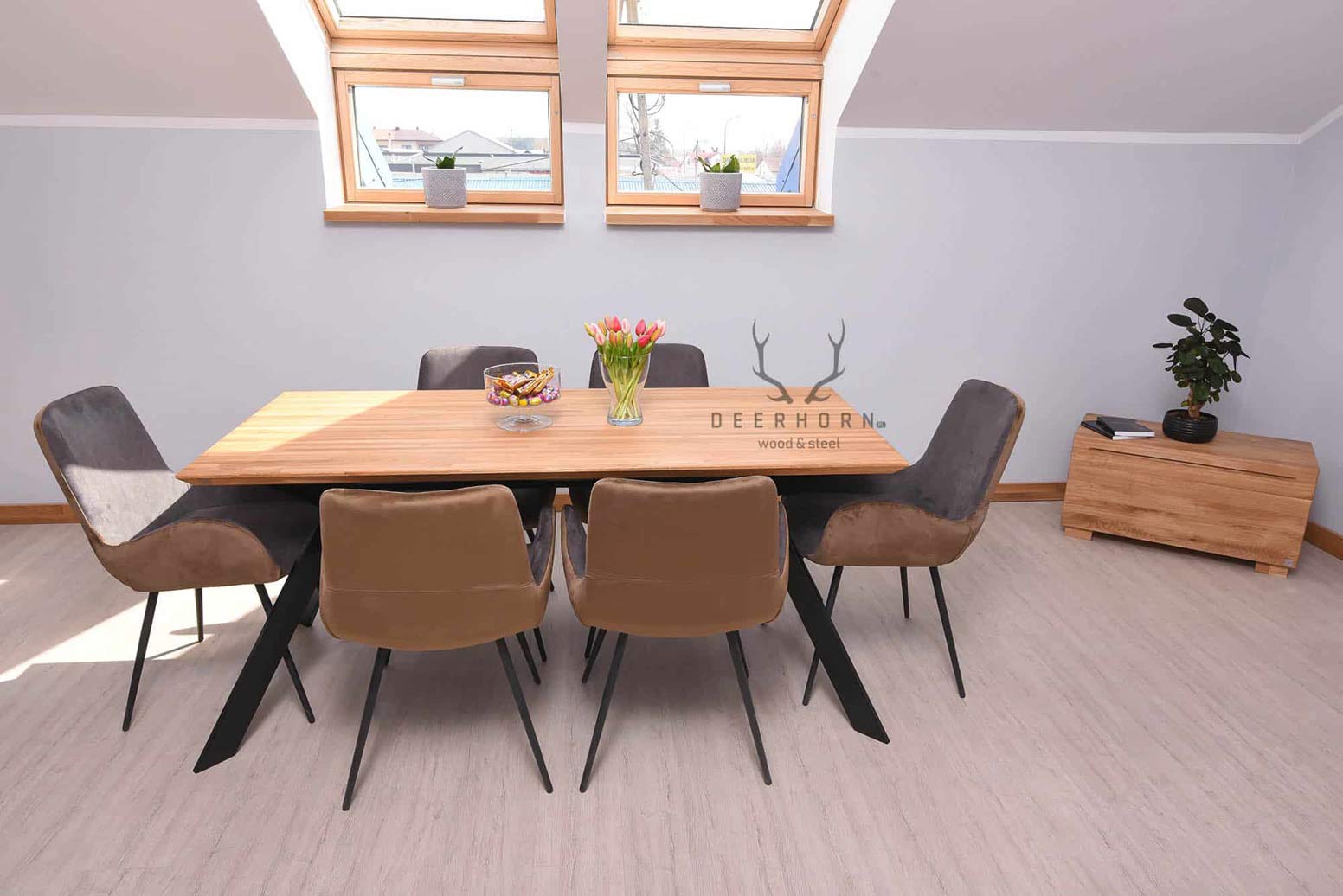 stół loftów z drewnianym blatem