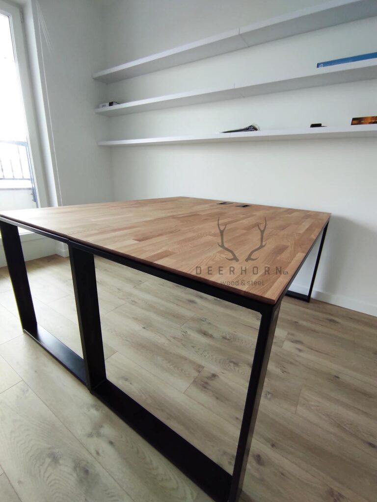 biurka z drewnianymi blatami
