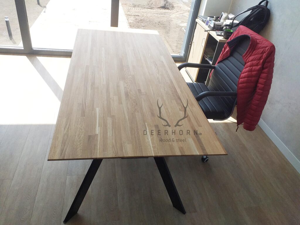 biurko z drewnianym blatem