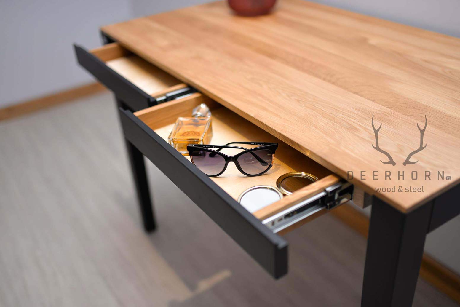 biurko drewniane z szufladami