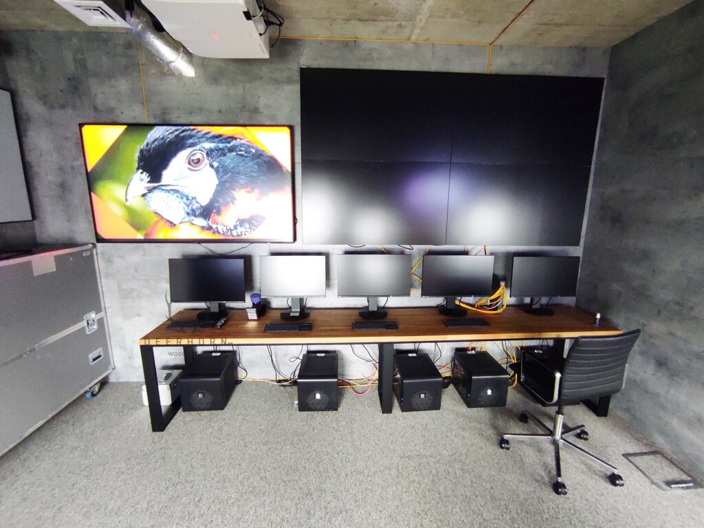 biurko na wiele komputerów