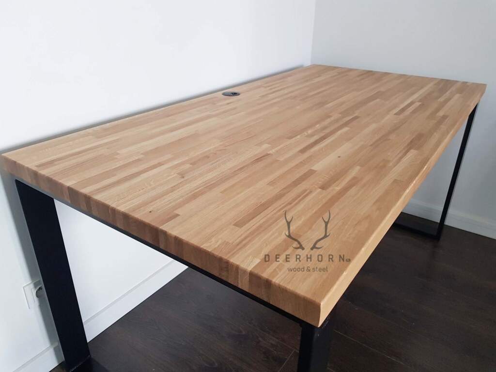 biurko z drewnianym blatem 