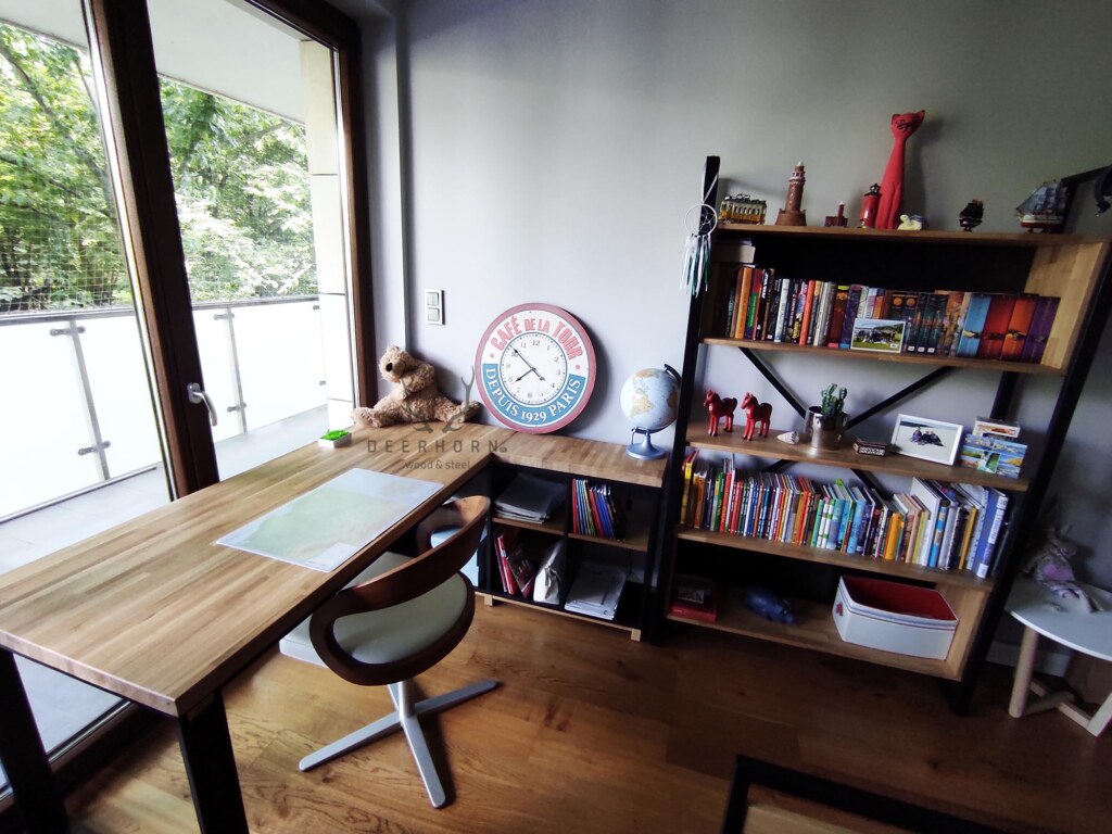 biurko z drewnianym blatem loft