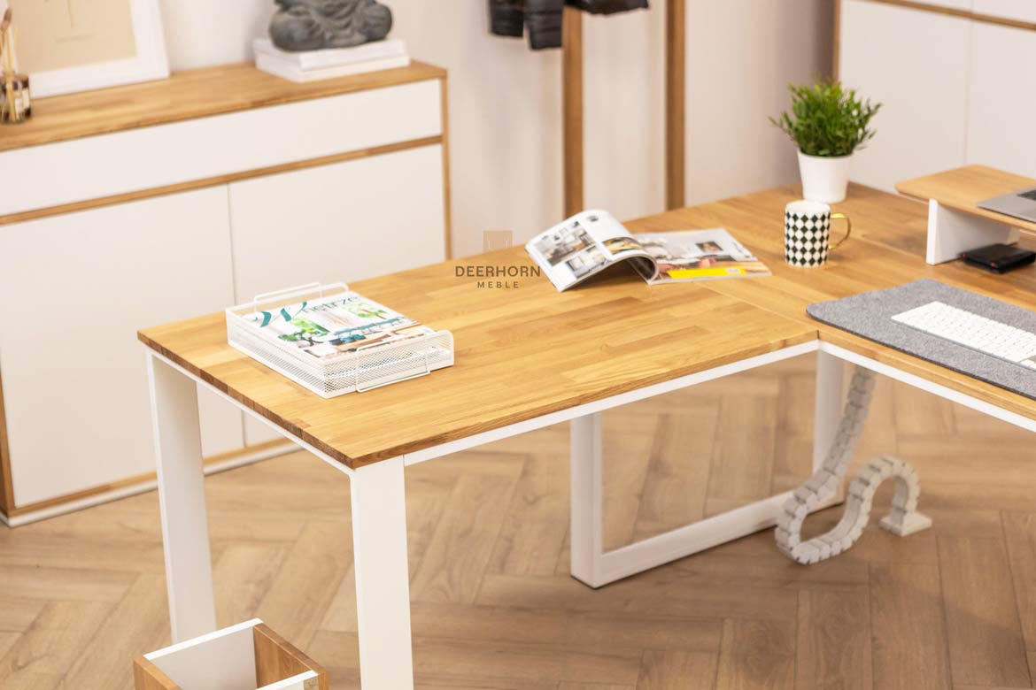 białe biurko z drewnem