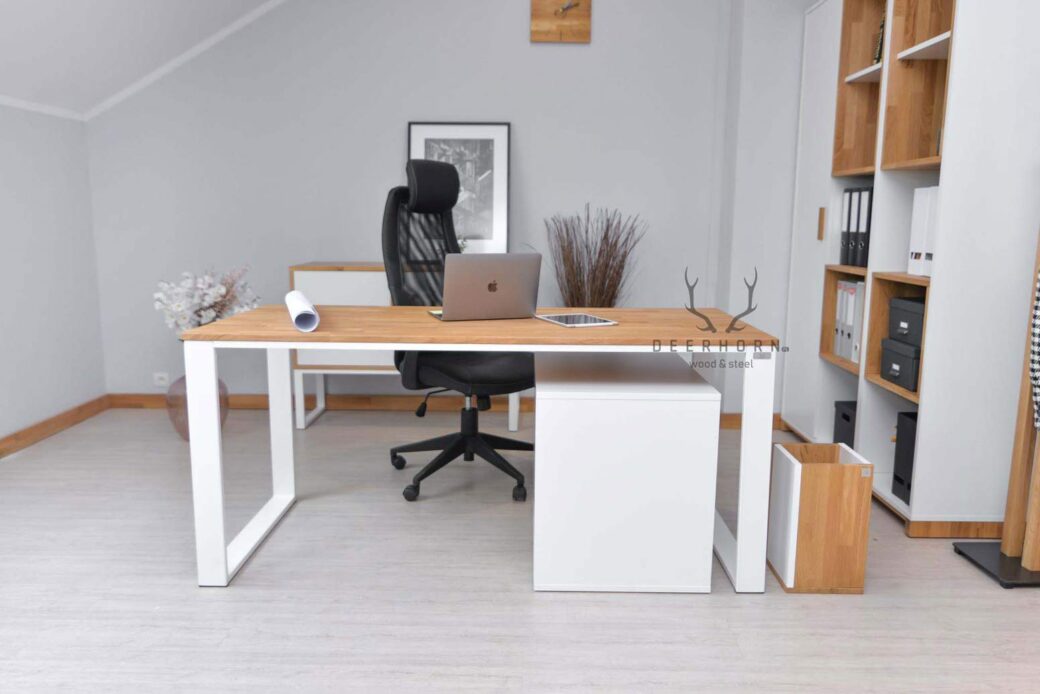 Białe biurko komputerowe loft z drewnianym blatem