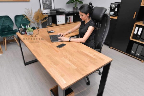 biurko narożne z drewnianym blatem