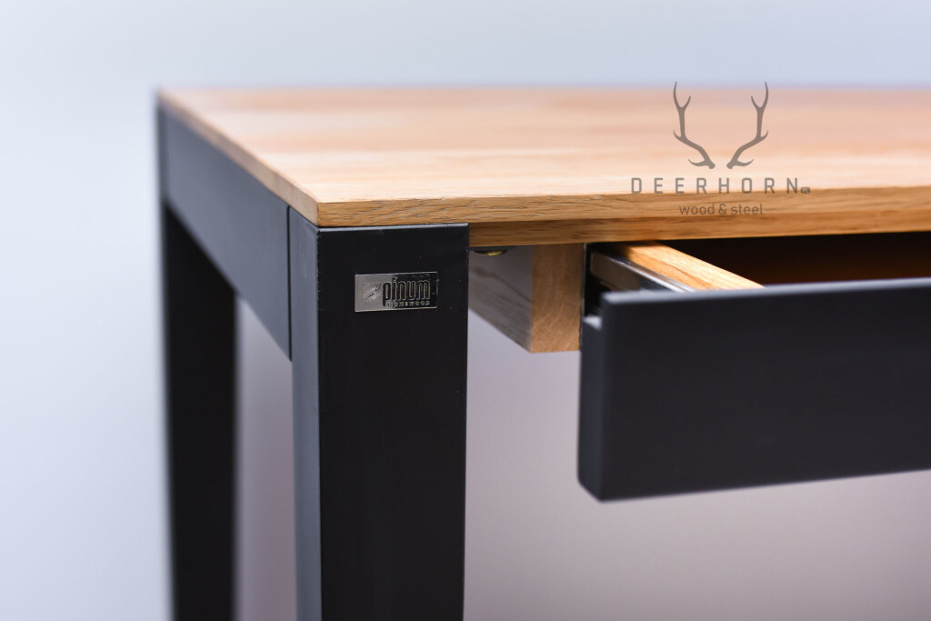 biurko z drewna