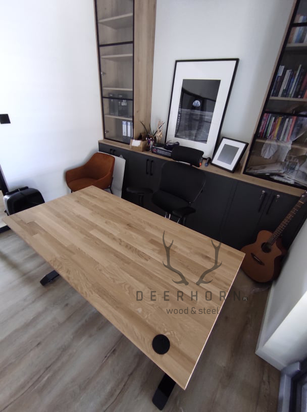 biurko z drewnianym blatem regulowane