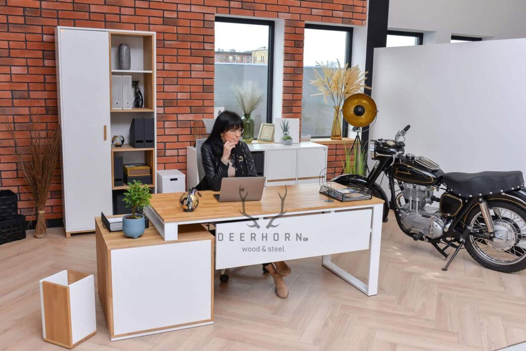 Białe kobiece biurko loft z drewnianym blatem. office slim